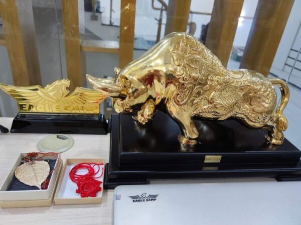 Tượng đồng bò tài chính đúc đặc mạ vàng 24k giúp doanh nhân phát đạt